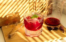Letní trendy čajové drinky: 5 receptů, co vypadají jako z kavárny 